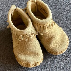 Minnetonka Baby Mocasins with Velcro Back